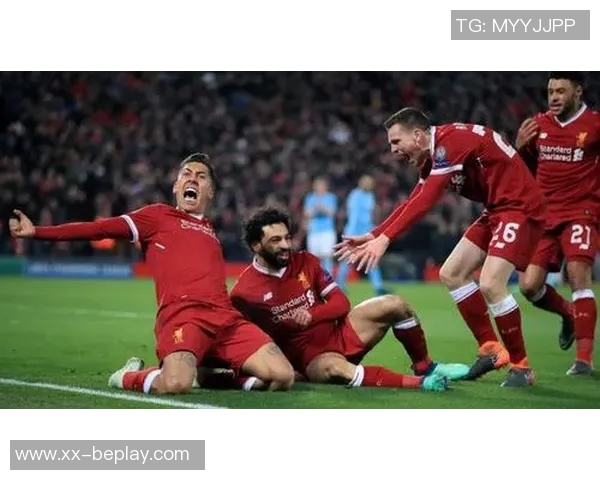 德里欧赛后高举欧冠MVP奖杯庆祝对利物浦的精彩表现与进球荣耀